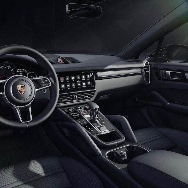 Tablero de instrumentos de la Porsche Cayenne Platinum Edition 2022 en color negro.