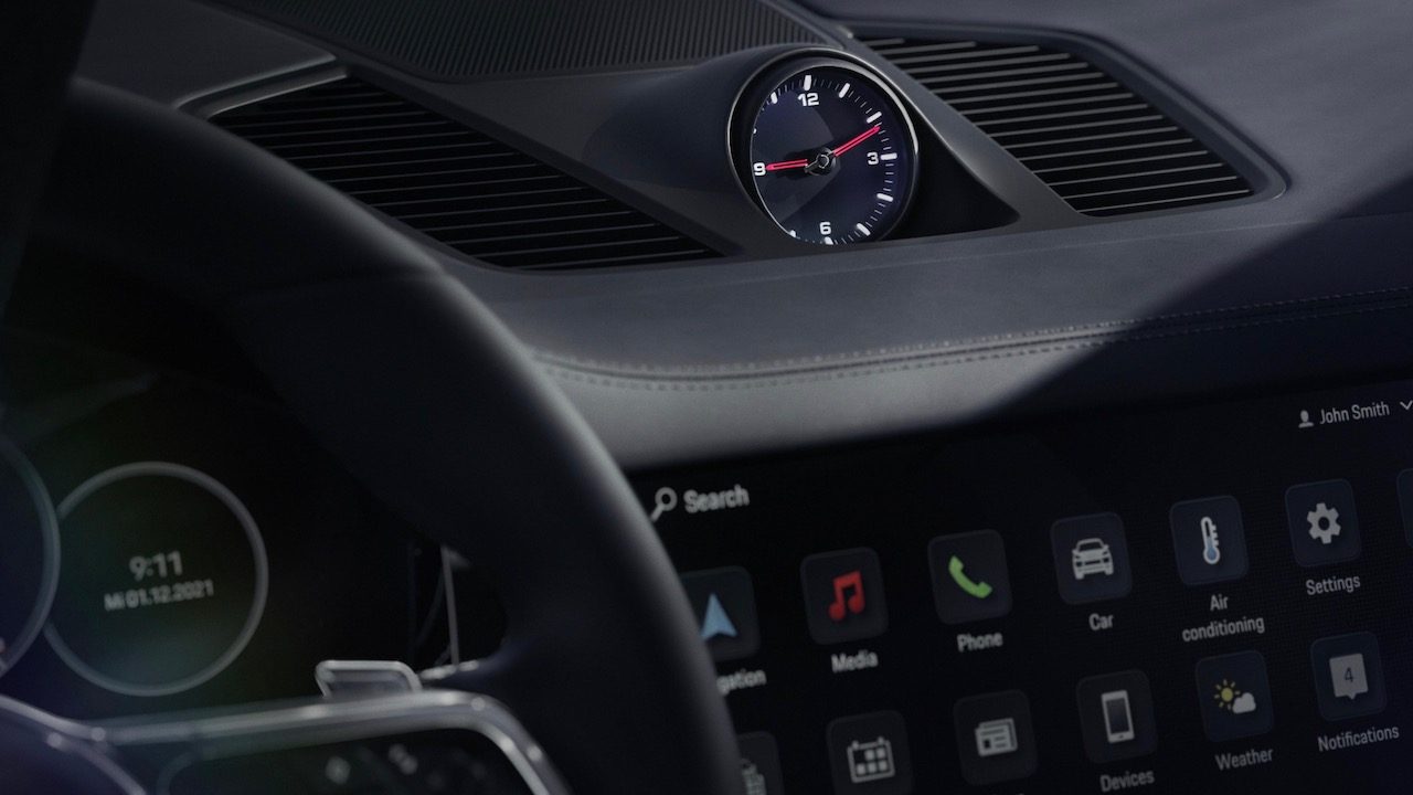 Detalle del reloj anal&oacute;gico de la Porsche Cayenne Platinum Edition 2022.