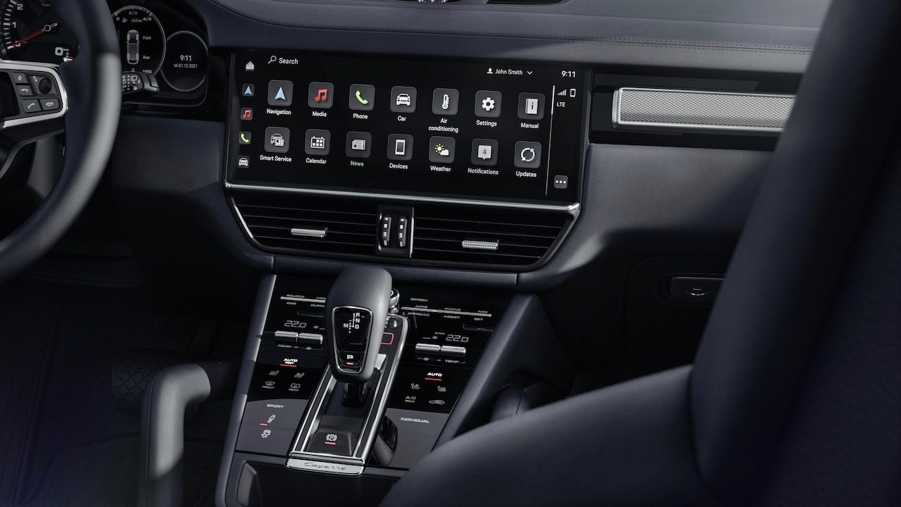 Pantalla t&aacute;ctil del sistema de infoentretenimiento de la Porsche Cayenne Platinum Edition 2022.