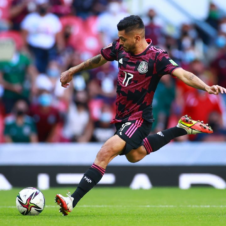 Jesús Corona de la selección mexicana se apresta a patear el balón