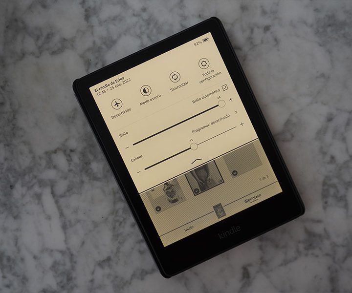 Pantalla de Kindle que muestra ajustes del brillo y calidez de la pantalla