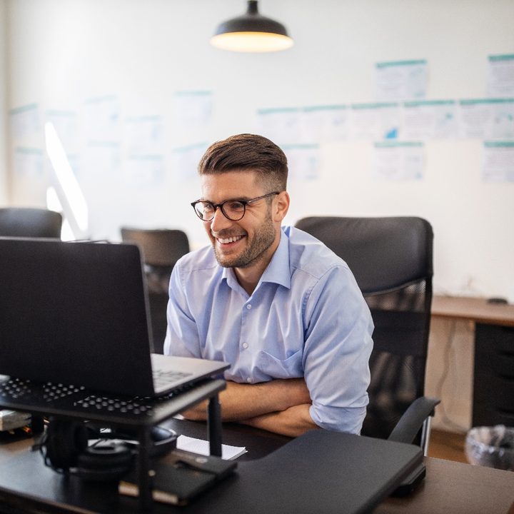 Un hombre trabaja en su computadora