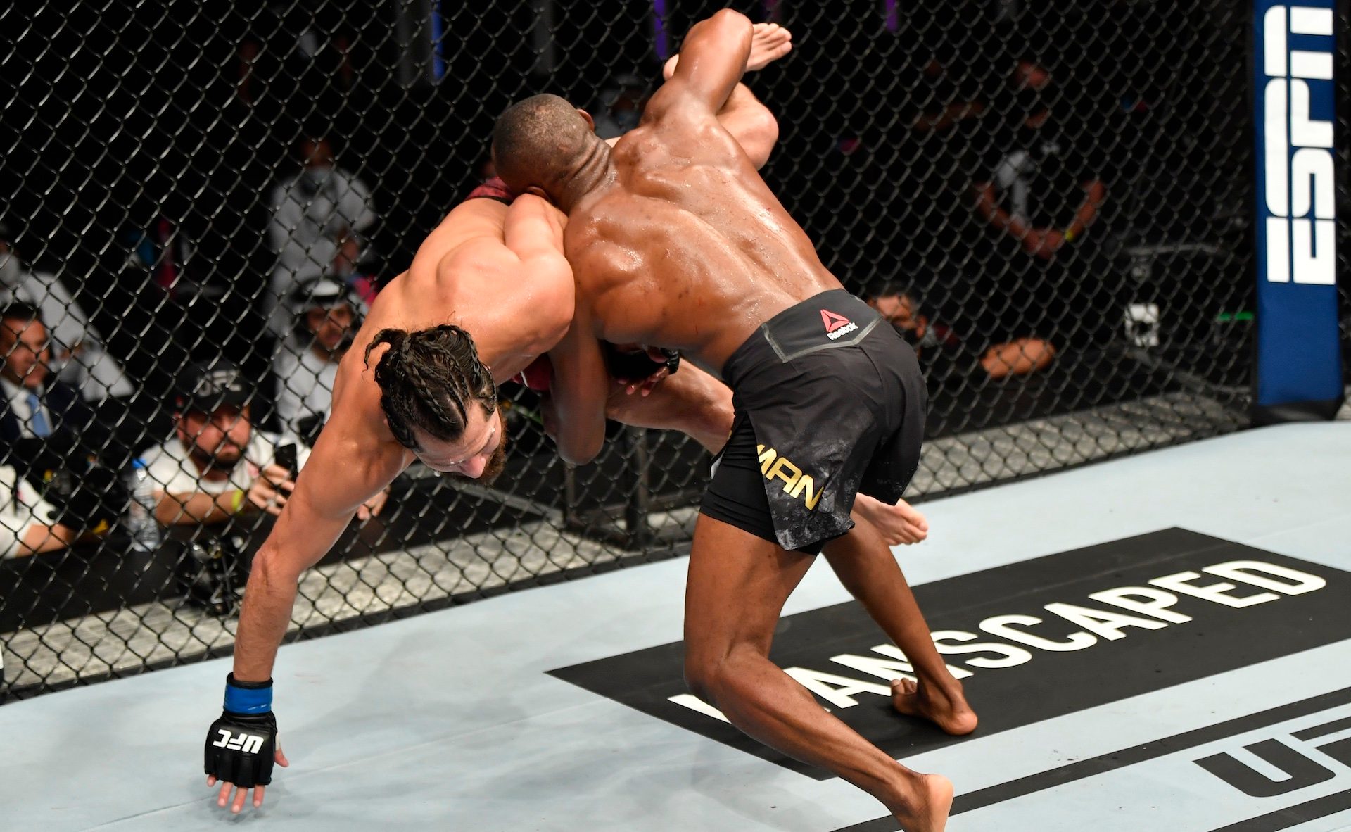 Dos combatientes de la UFC pelean en el ring.