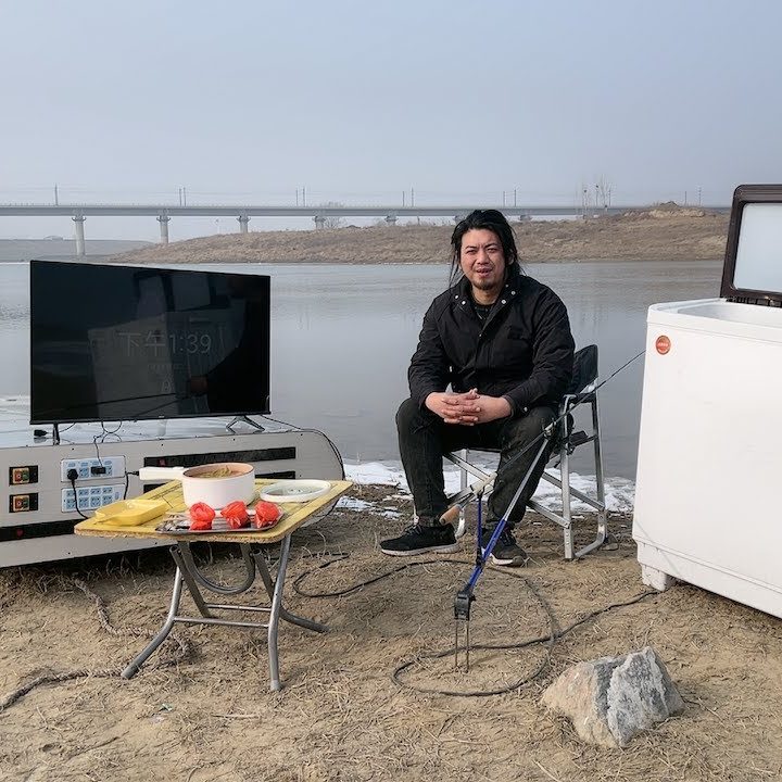 La imagen muestra a un inventor chino que construyó su propio banco de energía.