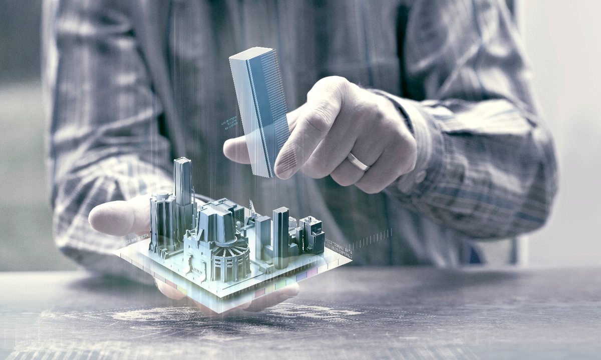 Una persona coloca un edificio virtual sobre una tableta.
