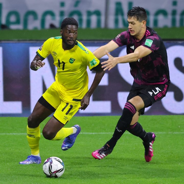 El jugador Shamar Nicholson de Jamaica supera al futbolista mexicano César Montes