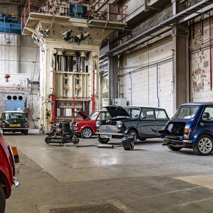 El proyecto Mini Recharged da nueva vida al Mini clásico instalando un motor eléctrico al emblemático auto.