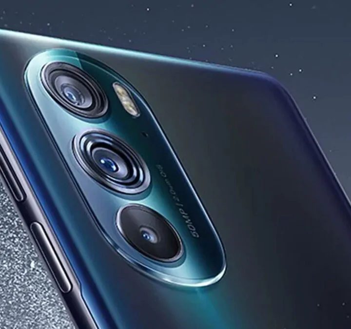 Motorola Edge X30 sobre un fondo que simula la estrellas del cielo.