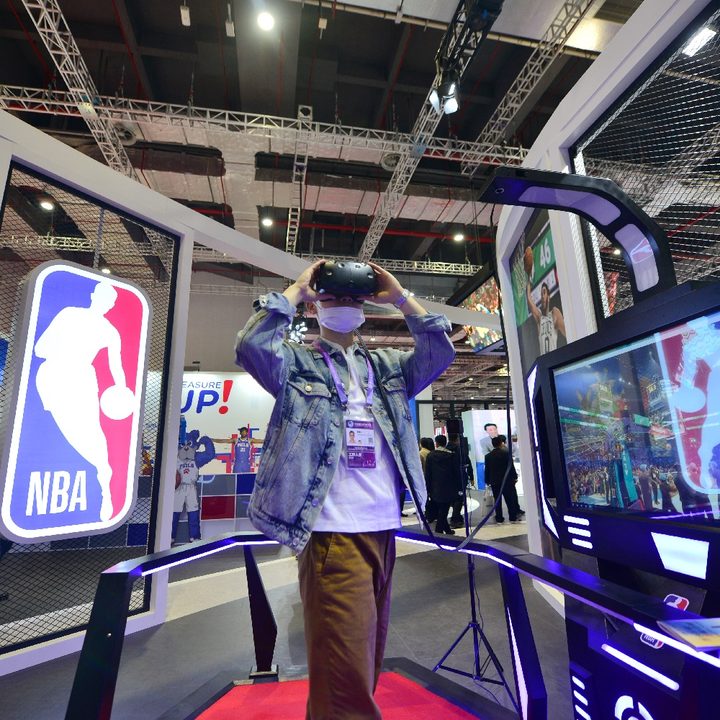Una persona usa gafas de realidad virtual en una cabina de la NBA.
