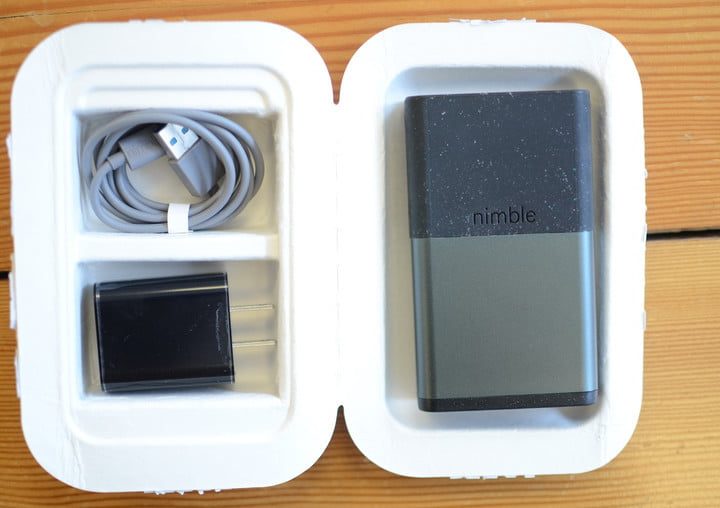 Cargador portátil Nimble 10K en una caja de embalaje con enchufe y cable USB.
