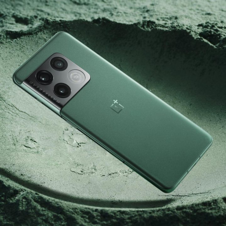 OnePlus 10 Pro en color boque esmeralda sobre una superfice artística que simula arena.