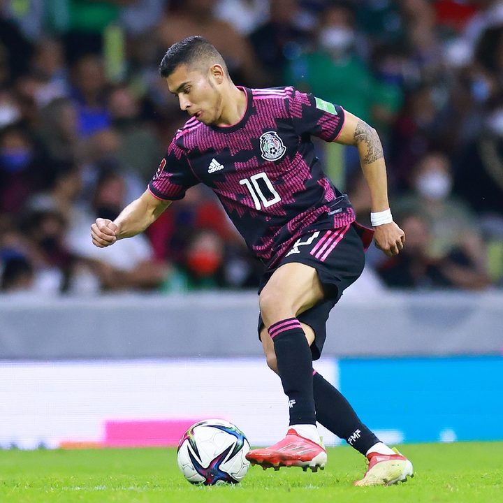 El jugador Orbelin Pineda de la selección mexicana de fútbol domina el balón de fútbol