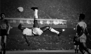 Pelé realiza un tiro de bicicleta