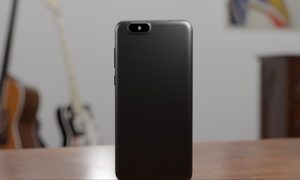 Un celular PinePhone Pro de pie sobre una mesa. Resalta su cámara trasera de 5 MP.