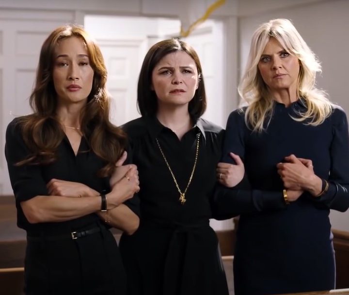 Una escena de tres mujeres en un funeral en Pivoting, una de las mejores series en Hulu actualmente.