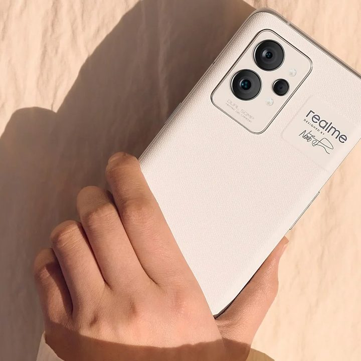 Persona sosteniendo el Realme GT 2 Pro en color blanco.