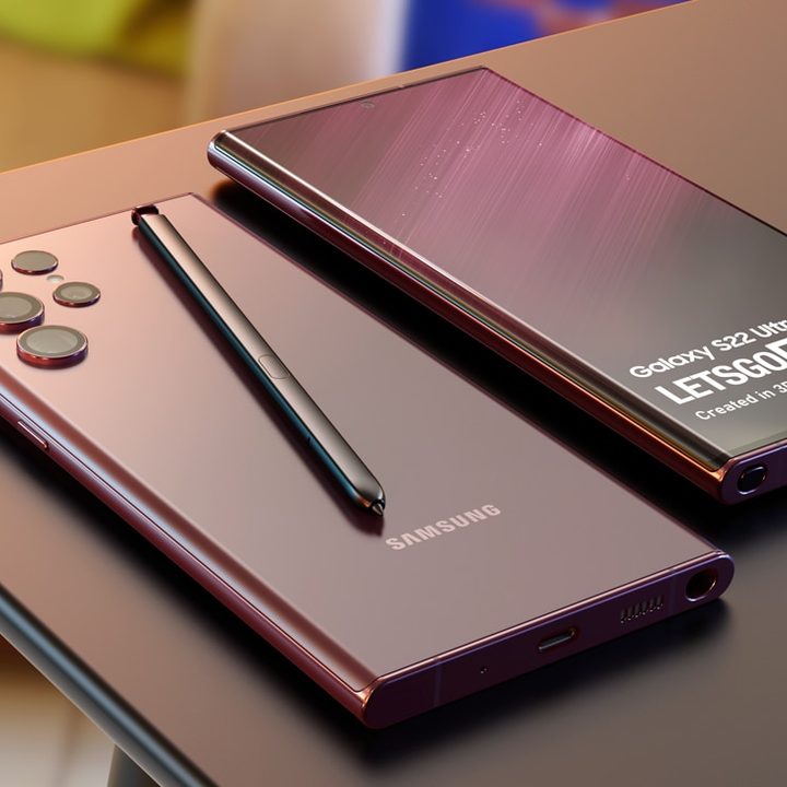 Dos teléfonos Galaxy S22 Ultra sobre una mesa y con un lápiz óptico S Pen