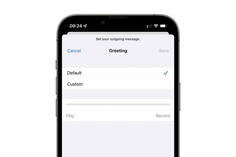 Pantalla de iPhone que muestra la configuración del saludo del Buzón de voz visual.