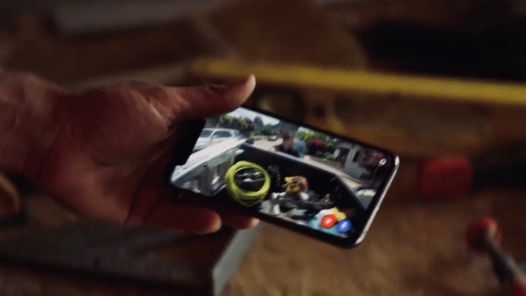 Ladrón que observa un posible botín en la caja de carga de una pickup, es observado a través de la aplicación móvil de Canopi en un teléfono celular.