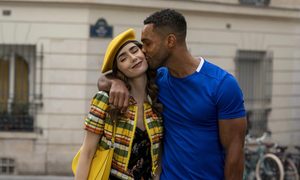 Lily Collins y Lucien Laviscount caminan abrazados por las calles de París en una escena de la serie Emily in Paris de N etflix.