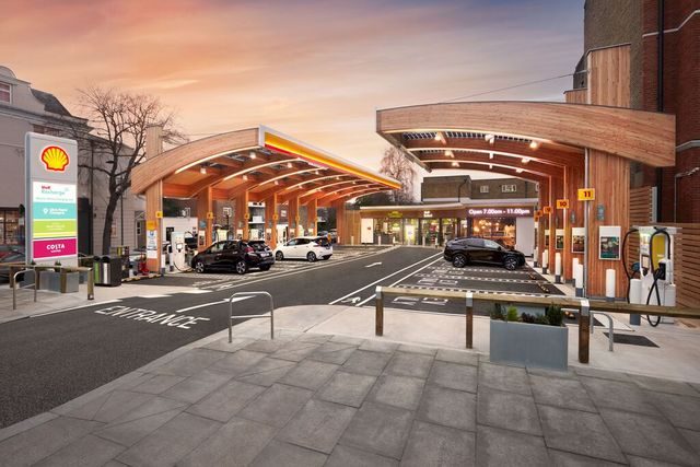 Shell transforma una gasolinera en una "electrolinera" en Fulham, Londres.