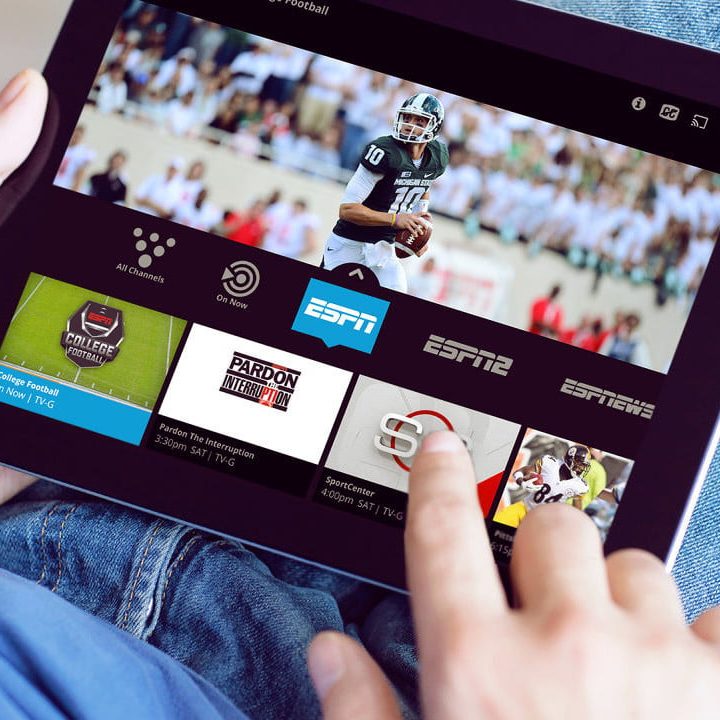 Una persona manipula una tableta con la aplicación de Sling TV.