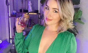 La influencer Stephanie Matto gana una fortuna vendiendo frascos con sus pedos