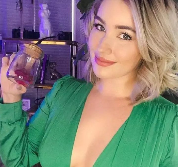 La influencer Stephanie Matto gana una fortuna vendiendo frascos con sus pedos