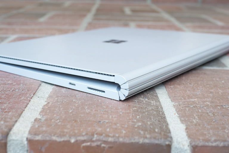 Surface Book 3 blanca sobre una superficie de ladrillo rojo que muestra la bisagra del punto de apoyo.