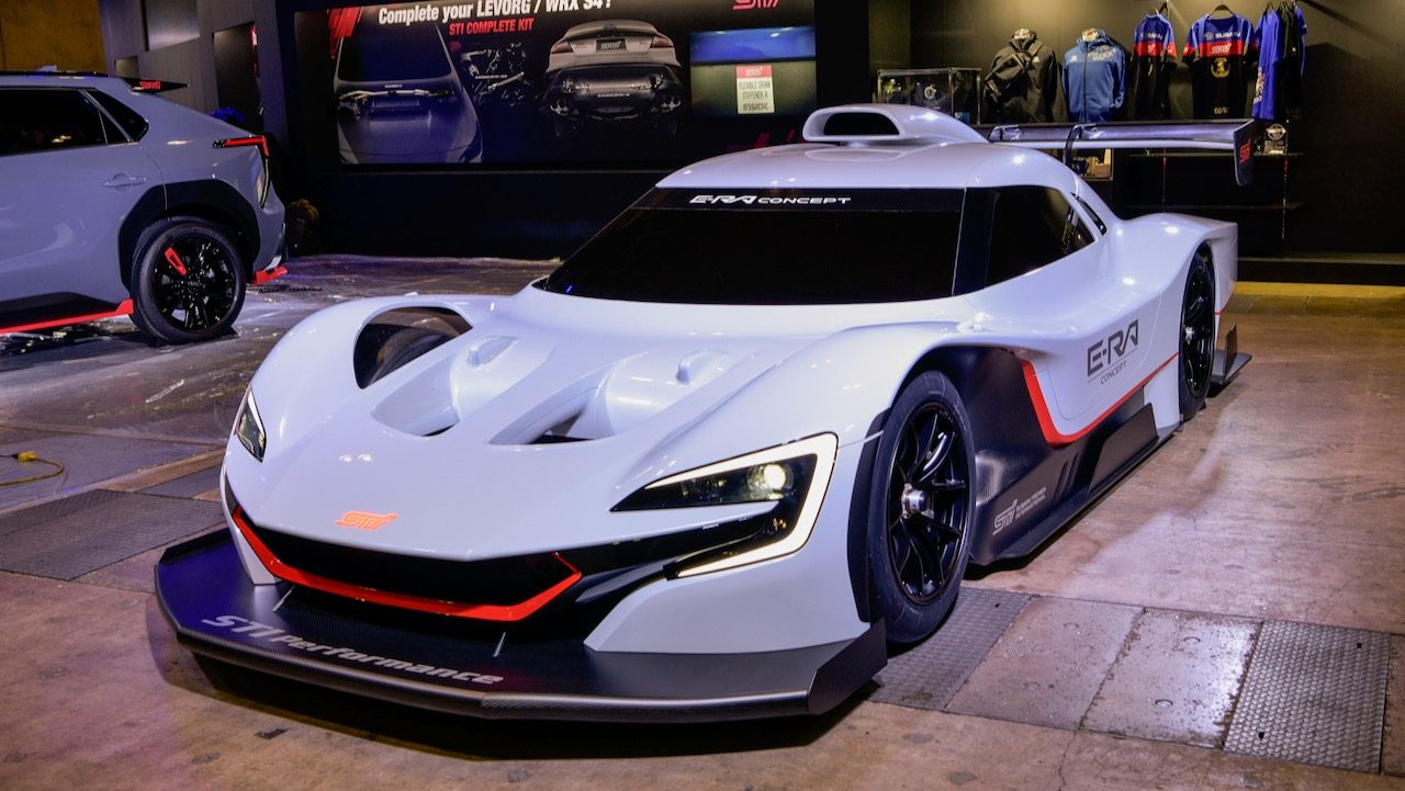 Vista frontal de dos cuartos del Subaru STi E-RA Concept en blanco, en la exhibición del Salón del Automóvil de Tokio.