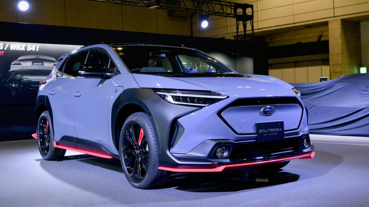 Vista frontal de dos cuartos del Subar Solterra STi Concept en azul celeste en la exhibición del Salón del Automóvil de Tokio