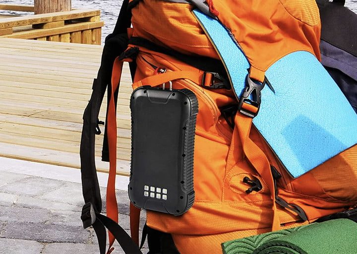 Cargador impermeable Techsmarter de 30,000 mAh unido a una mochila naranja repleta de equipo.