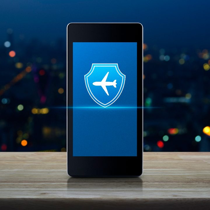 Un teléfono con un escudo de avión