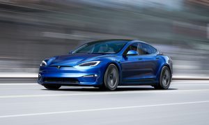 Tesla Model S Performance siendo conducido por la carretera.
