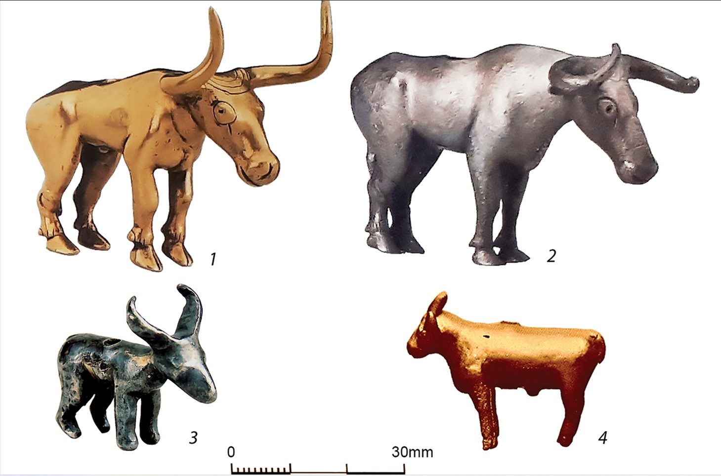 Cuatro figuras de toros en bronce, oro y plata. Se utilizaban para decorar las pajitas.