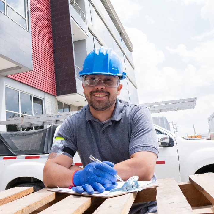 Un trabajador latino en una bodega