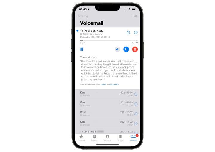 Pantalla de iPhone que muestra la transcripción visual del correo de voz.