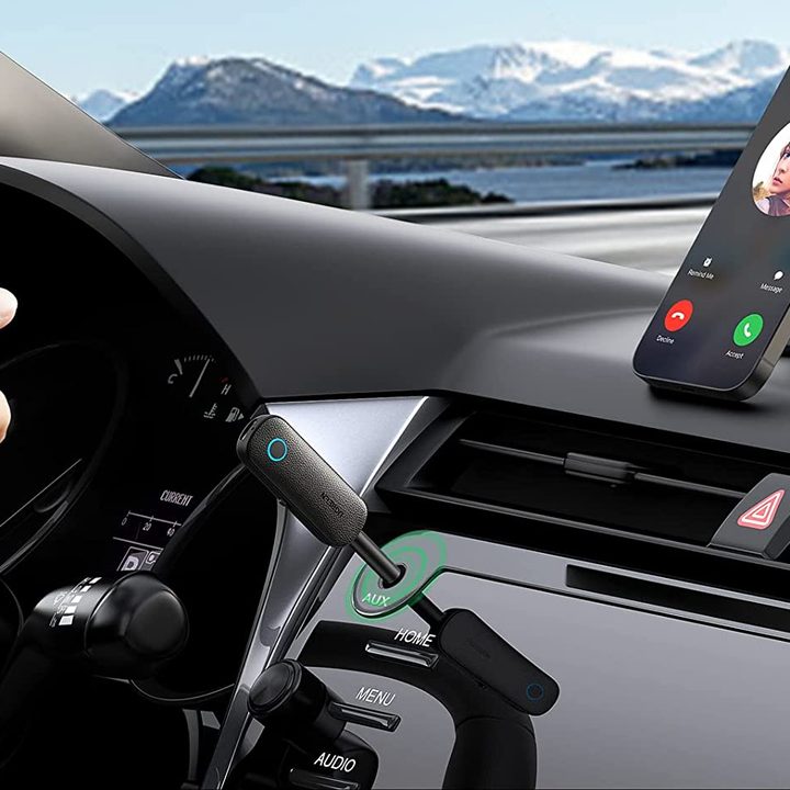 Transmisor Bluetooth conectado a un auto, en el cual también hay un celular que muestra una llamada entrante.