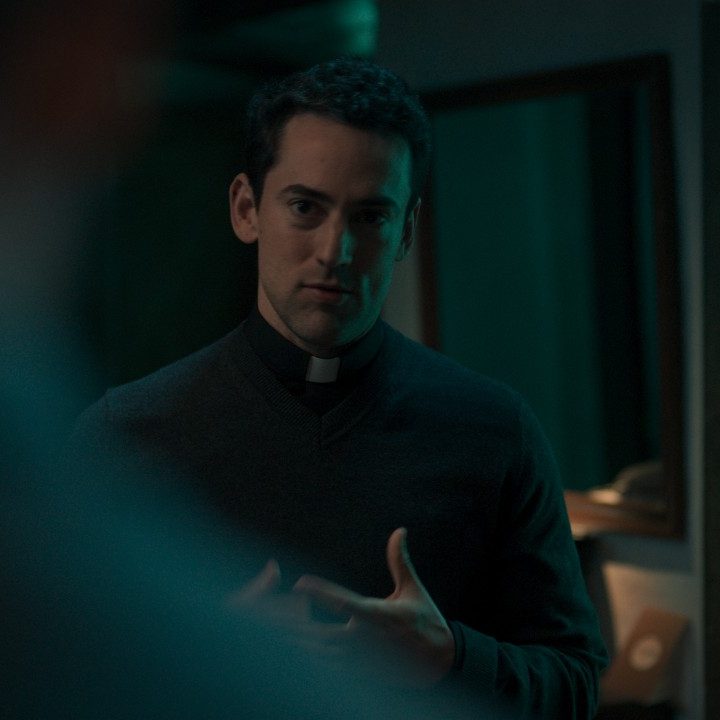 La imagen muestra una escena de la serie Los Enviados de la plataforma Paramount+.