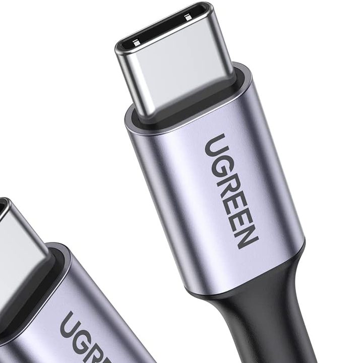 Cable de USB-C a USB-C de la marca UGREEN en color plateado con negro.