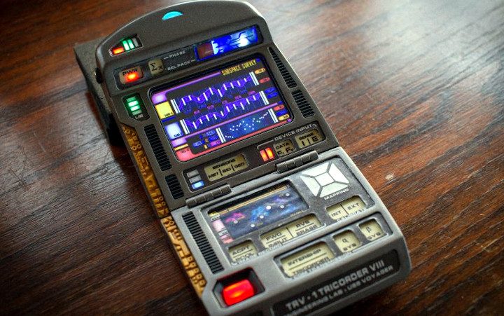 La imagen muestra una réplica de un tricorder, dispositivo que aparece en Star Trek: Voyager.