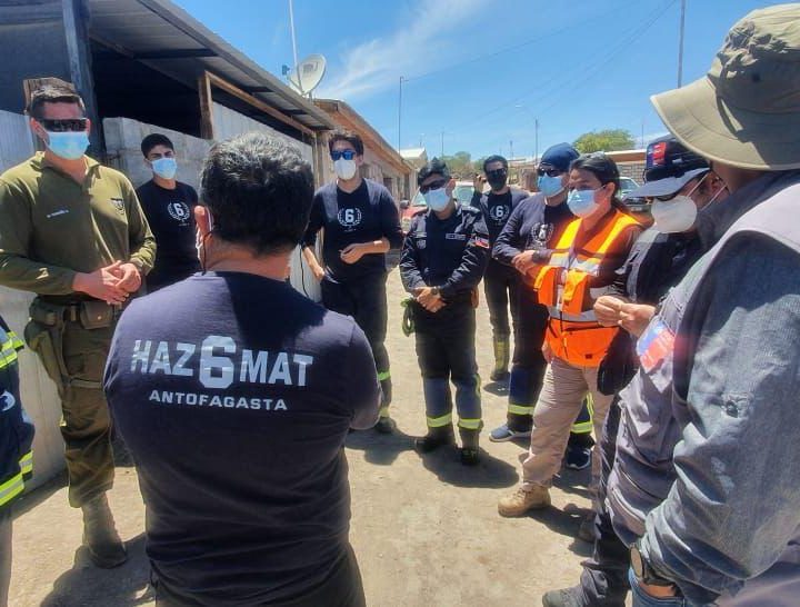 Un grupo de funcionarios chilenos se reúnen en un sector cordillerano de Antofagasta.