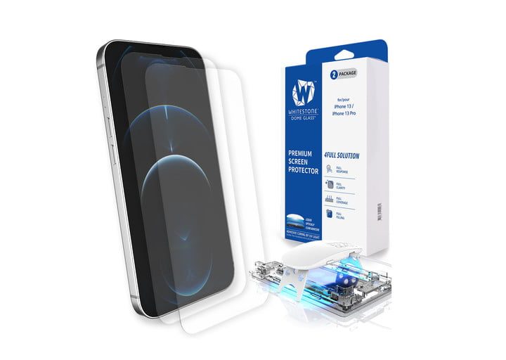 Protector de pantalla de cristal templado Whitestone Dome Glass. con su empaque junto a un iPhone 13.