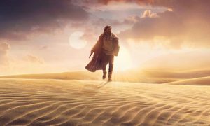 Obi-Wan Kenobi camina por las dunas del planeta Tatooine.