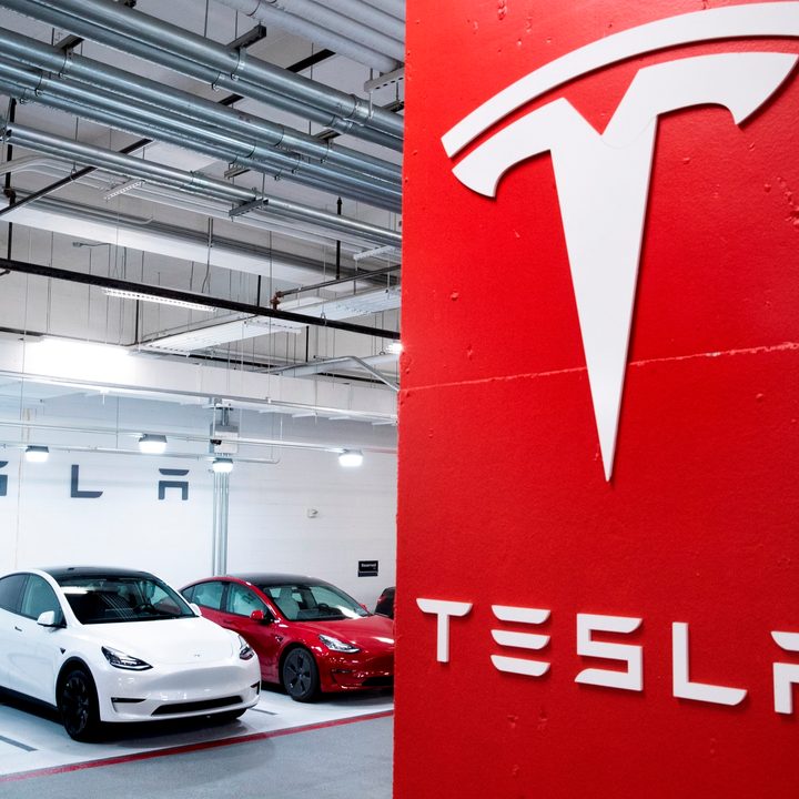 Dos vehículos de Tesla junto al logo de la compañía.