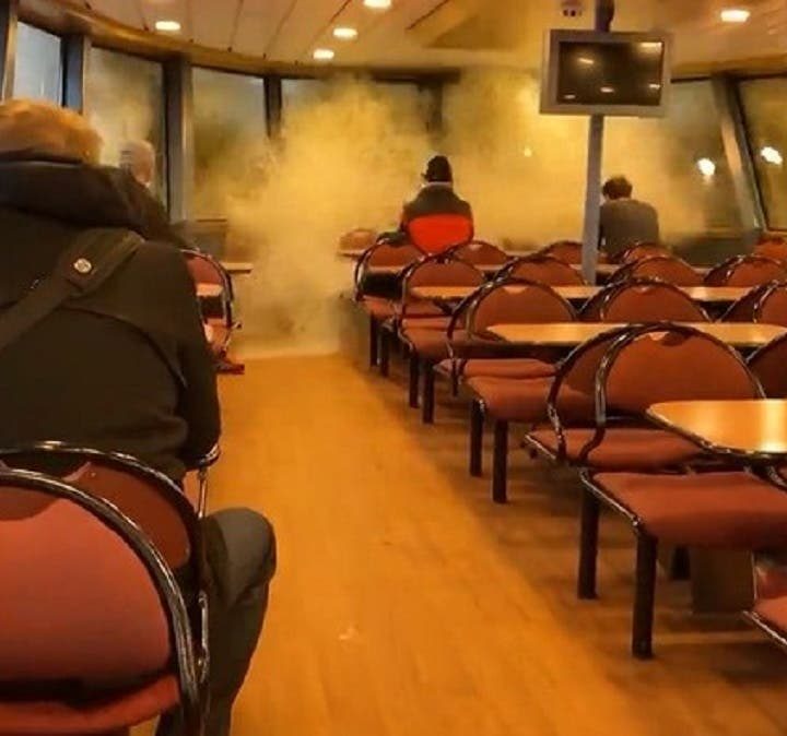 Una ola golpea el interior de un ferry en Alemania.