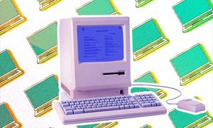 Una computadora antigua sobre un fondo de laptops modernas.