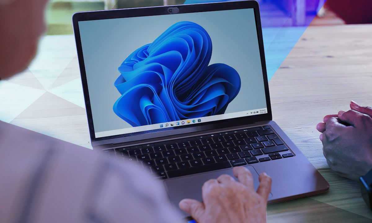 Una persona utilizando una laptop con Windows 11.
