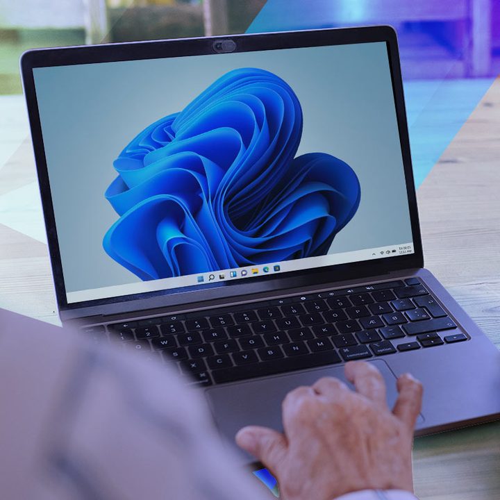 Una persona utilizando una laptop con Windows 11.