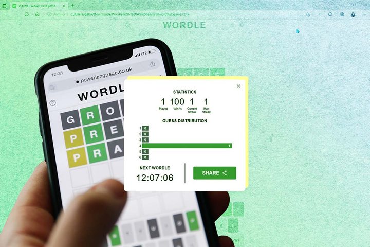 Un teléfono sostenido en la mano con el juego de internet Wordle.